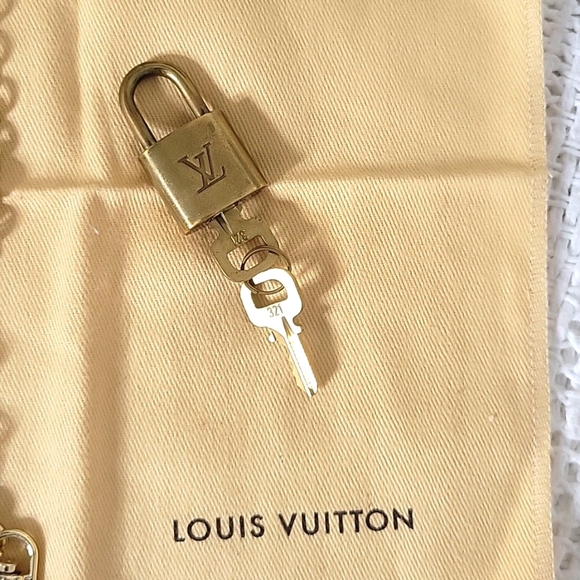 LOUIS VUITTON KEY AND LOCK. #321 - Picture 3 of 3